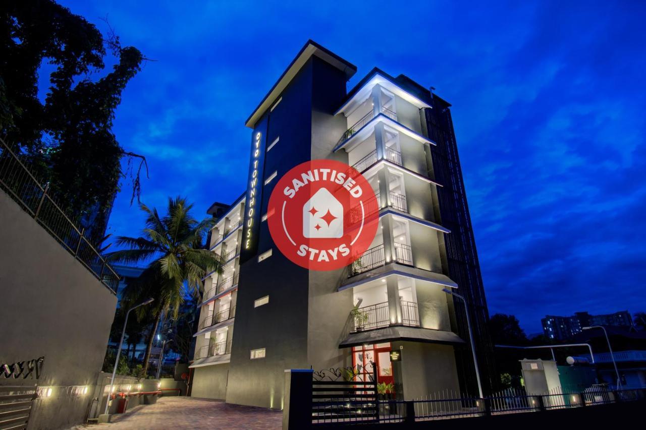 OYO Townhouse 061 GCDA Kakkanad Signal Hotel Kochi Bagian luar foto