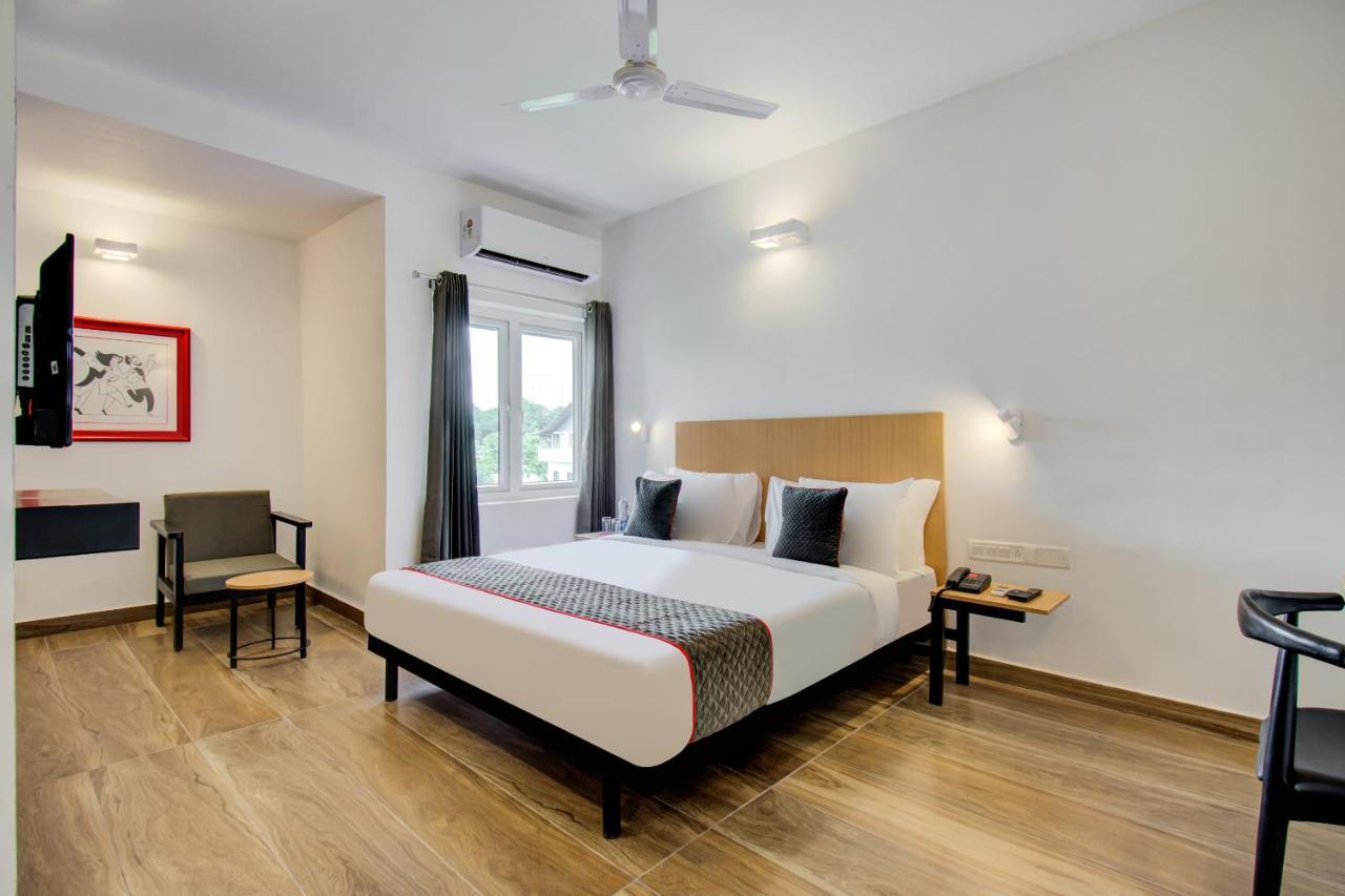 OYO Townhouse 061 GCDA Kakkanad Signal Hotel Kochi Bagian luar foto